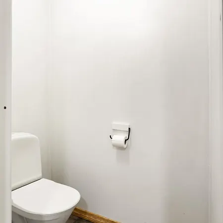 Modern With 2 Bedrooms And A Sofa Bed *