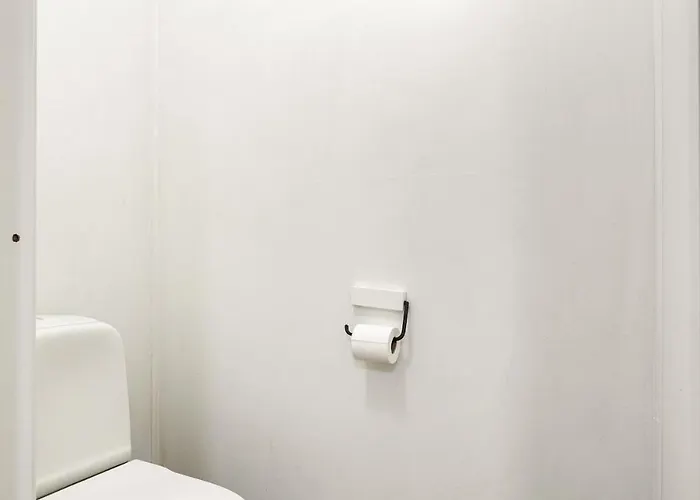 Modern With 2 Bedrooms And A Sofa Bed *